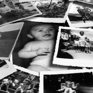 Eine Collage aus schwarz-weißen Familienfotos, darunter Babybilder, Strandszenen und Gruppenporträts.
