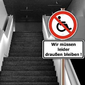 Ein Schild mit einem Symbol „Kein Zugang für Rollstuhlfahrer“ und dem deutschen Text „Wir müssen leider draußen bleiben!“ oben an einer Treppe angebracht.