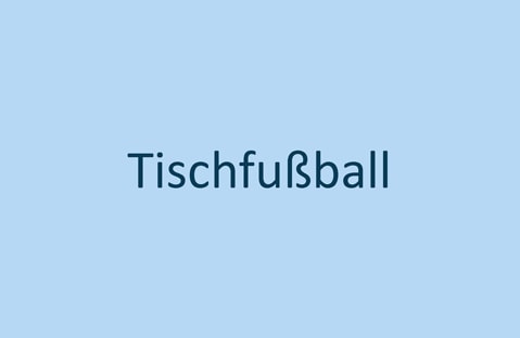 Text „Tischfußball“ auf schlichtem hellblauem Hintergrund.