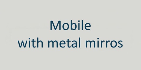 Text auf einfarbigem Hintergrund mit der Aufschrift „Mobile mit Metallspiegeln“.