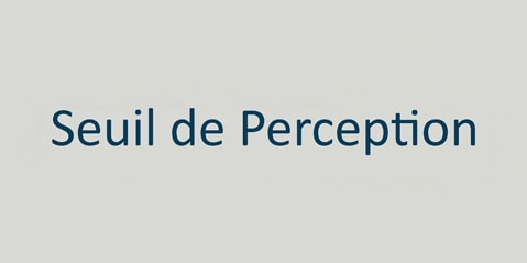 Text „seuil de perception“ in blauen Buchstaben auf hellgrauem Hintergrund.