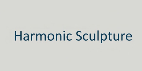 Text „Harmonische Skulptur“ in blauer Schrift auf hellgrauem Hintergrund.