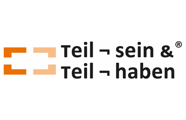 Logo mit orangefarbenen geometrischen Formen und dem Text „teil – sein & teil – haben“ in Schwarz, eingetragenes Markensymbol oben rechts.