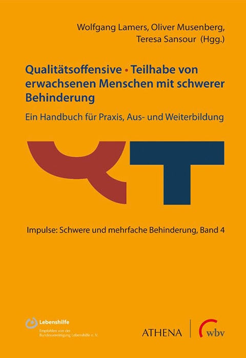 Buchcover der „Qualitätsoffensive Teilhabe von erwachsenen Menschen mit schwerer Behinderung“ mit großen, stilisierten Buchstaben „q“ und „t“ in Blau und Orange.