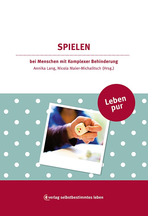 Buchcover mit dem Titel „Spielen von Menschen mit komplexen Hintergründen“ zeigt ein Foto von Händen, die vor einem gepunkteten Hintergrund eine Karte mit einem Smiley halten.