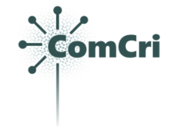 Logo von „comcri“ mit einem stilisierten digitalen Netzwerkmotiv über dem Text.