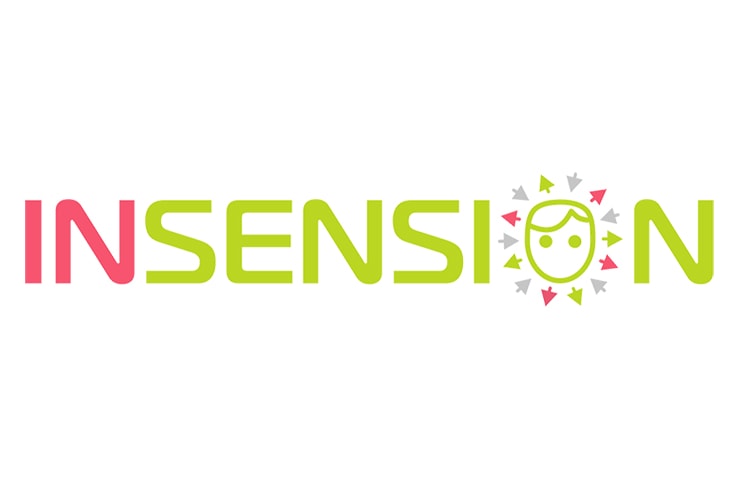 Das Logo von „insension“ zeigt das Wort in Grün und Rosa, wobei ein stilisiertes lächelndes Gesicht, umgeben von Sternen, den Buchstaben „o“ ersetzt.