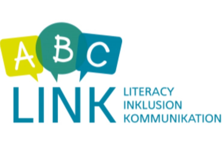 Logo von abc link mit den Buchstaben „a“, „b“, „c“ in farbigen Sprechblasen und darunter den Worten „literacy inklusion kommunikation“.