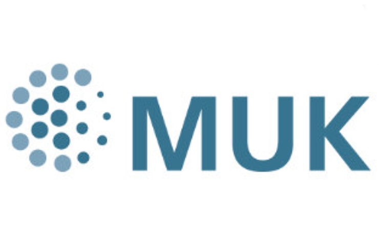 Logo mit dem Wort „muk“ in fetten, blauen Buchstaben neben einem kreisförmigen Design aus blauen Punkten.