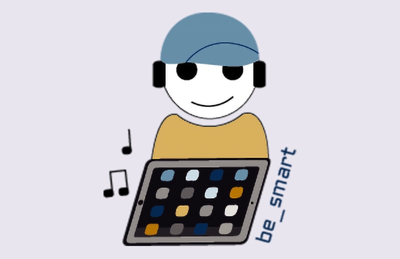 Abbildung: Eine Person mit Kopfhörern und Mütze lächelt und hält ein Tablet mit dem Wort „be_smart“ in der Hand, daneben befinden sich Musiknoten.