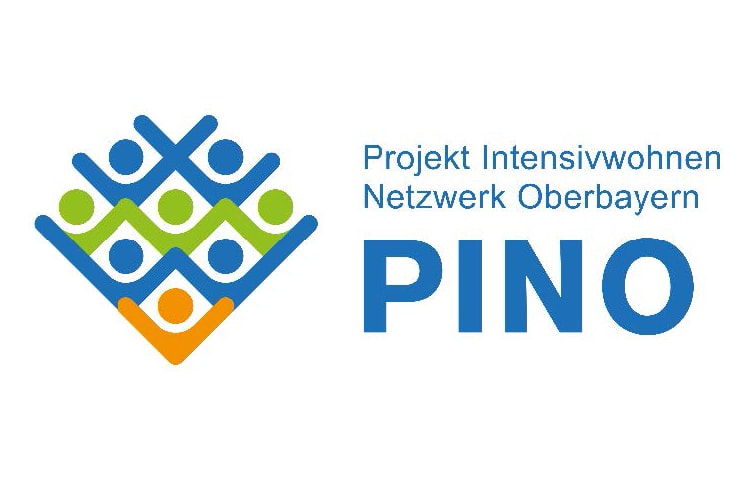 Logo des Projekts Intensivwohnen Netzwerk Oberbayern (Pino) mit einem stilisierten, mehrfarbigen, geometrischen Design neben dem Akronym „Pino“.