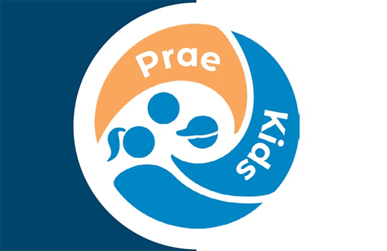 Logo mit einem abstrakten orange-blauen Design mit menschenähnlichen Figuren und dem Text „prae kis“ auf dunkelblauem Hintergrund.