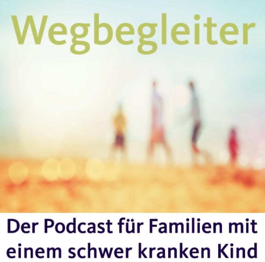 Unscharfer Hintergrund einer spazierenden Familie mit Textüberlagerung „Wegbegleiter – der Podcast für Familien mit einem schwer kranken Kind“ auf Deutsch.