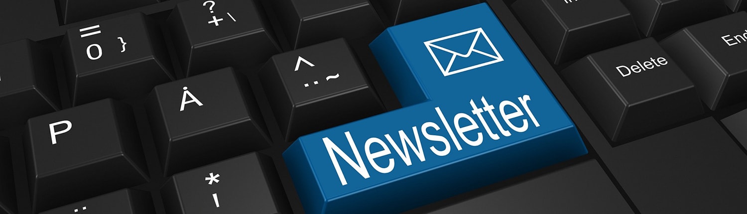 Seitenbild-Newsletter Anmeldung: Eine Nahaufnahme einer Computertastatur mit einer blau hervorgehobenen „Newsletter“-Schaltfläche zwischen den schwarzen Tasten.