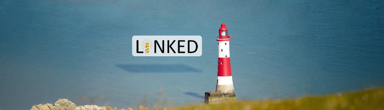 Roter und weißer Leuchtturm am Meer mit dem Wort "LINKED" und einem Leuchtturmsymbol am Himmel.