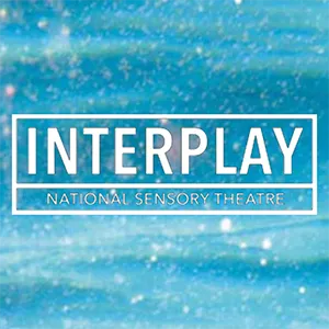 Logo des Interplay National Sensory Theatre auf einem blauen strukturierten Hintergrund.