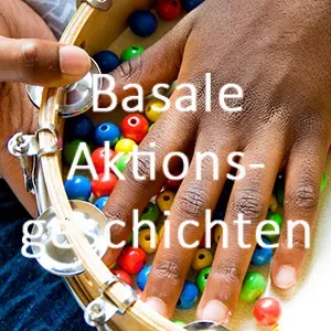 Hände auf einem Tamburin mit bunten Perlen. Texteinblendung: „Basale Aktionsgeschichten.