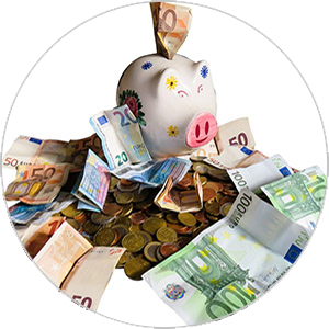 Ein weißes Sparschwein mit Blumenmuster ist von Euro-Banknoten und -Münzen unterschiedlichen Nennwerts umgeben. Einige Banknoten sind im Sparschwein eingelegt, andere sind darin verteilt.