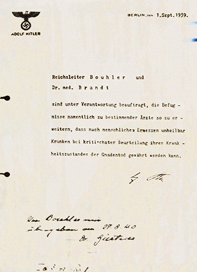 Ein maschinengeschriebenes Dokument vom 1. September 1939 mit einem deutschen Briefkopf oben, darunter ein Adler- und ein Hakenkreuzsymbol. Es richtet sich an Reichsleiter Bouhler und Dr. Brandt und genehmigt die Ausweitung der medizinischen Zuständigkeiten. Handschriftliche Unterschriften und Notizen sind vorhanden.