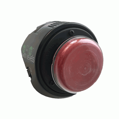 Step-by-Step - UK Medium: Ein großer roter Knopf auf einem schwarz-grauen Kunststoffgehäuse. Der Knopf ist glänzend und hebt sich deutlich vom Gehäuse ab.