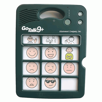 Ein grünes GoTalk 9+-Kommunikationsgerät mit neun quadratischen Tasten, auf denen verschiedene Symbole für Gesichtsausdrücke und Gesten abgebildet sind. Jede Taste hat eine andere Abbildung, die Emotionen oder Aktionen anzeigt, wie zum Beispiel glücklich, traurig oder jemand beim Essen. Das Gerät verfügt oben über Lautsprecher und Steuertasten.
