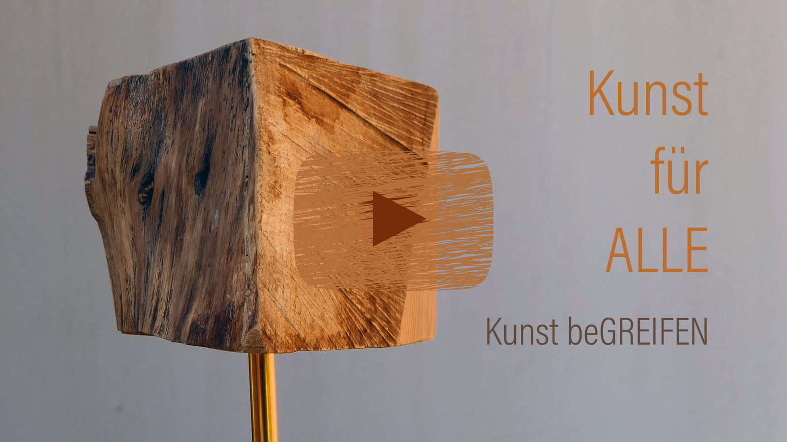 Holzskulptur mit abstraktem geometrischem Design. Text: „Kunst für ALLE, Kunst beGREIFEN“ auf grauem Hintergrund.